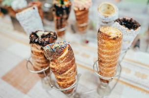 alguns pãezinhos doces com creme para venda foto