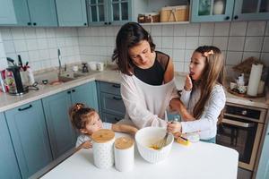 família feliz cozinhar juntos na cozinha foto