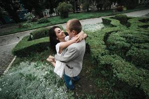 jovem casal europeu abraçando no fundo de um belo edifício foto