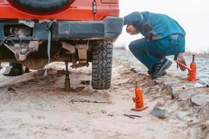 um homem levanta em um caminhão off-road jack 4x4 foto