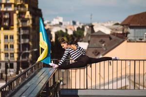 uma jovem está fazendo barbante no telhado da casa foto