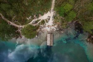 vista aérea da floresta do lago ao redor. pessoas em um piquenique. foto