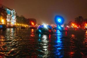 iluminação noturna de edifícios e barcos no canal. foto