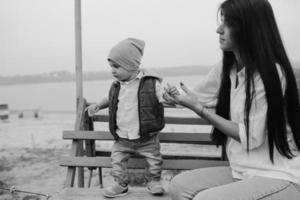 mãe e filho juntos em um banco foto