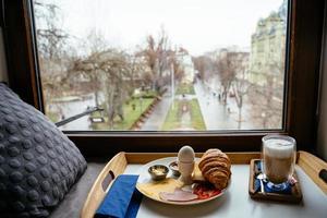 café da manhã em uma mesa de madeira perto da janela foto