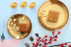 festival do meio outono flatlay com mooncake na placa de ouro foto