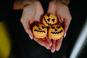 mulher segurando um biscoito para o halloween foto