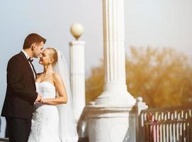 lindo casal abraçando em gorode. Europa. foto