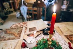 castiçais com vela vermelha em cima da mesa foto