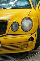 close-up de um dano de vidro de carro amarelo causado por acidente. foto