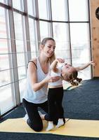 mãe e filha juntas realizam diferentes exercícios foto