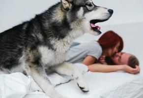 casal adulto jovem deitado na cama foto