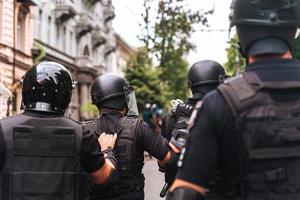 força policial para manter a ordem na área durante a manifestação foto