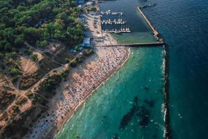 vista aérea da multidão de pessoas na praia foto