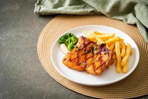 bife de frango grelhado com batatas fritas ou batatas fritas foto