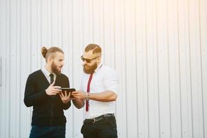 dois empresários discutindo algo foto