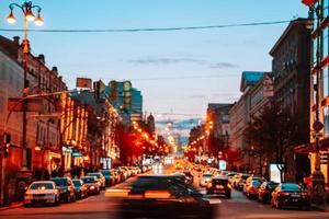 kiev, ucrânia - 14 de abril de 2019 visão noturna das ruas de kiev. confusão urbana. rua bogdan khmelnitsky foto