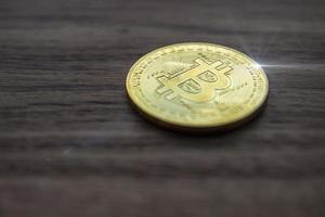 moeda de criptomoeda bitcoin em uma superfície de madeira foto
