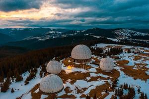 pamir - estação de radar do exército secreto abandonado. nos Cárpatos, na fronteira com a Roménia foto