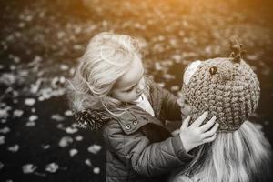 mãe com filha no parque outono foto