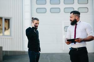 dois empresário no trabalho foto