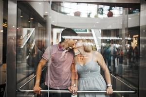 casal se diverte dentro de casa foto