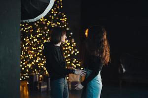 duas garotas dançando na câmera no estúdio foto