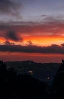 cidade ao entardecer foto da montanha