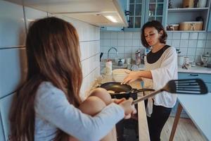 família feliz cozinhar juntos na cozinha foto