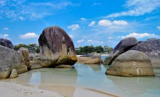 a beleza da praia de tanjung tinggi, laskar pelangi, belitung, indonésia foto