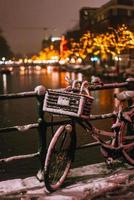 bicicletas estacionadas ao longo de uma ponte sobre os canais de amsterdã foto