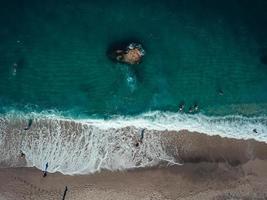 vista aérea do drone voador de pessoas relaxando foto