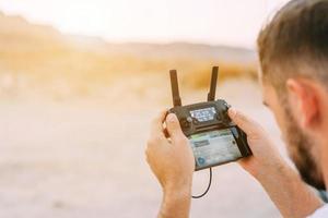 cara controla drone com controle remoto foto