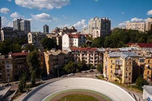 ciclovia no meio da cidade foto