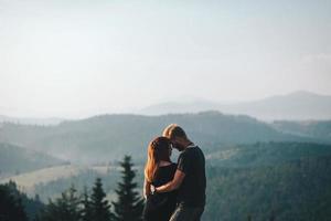 foto de um casal nas montanhas