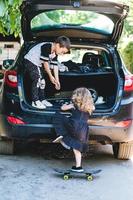 menino e menina brincando no carro foto