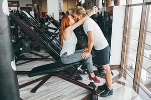 cara beija a namorada no treino na academia foto