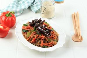 japchae ou chap chae, prato de macarrão de vidro coreano com bulgogi de carne foto