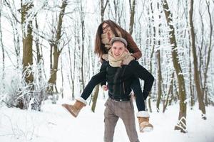 casal feliz brincalhão juntos no parque de neve foto