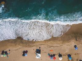 praia com espreguiçadeiras na costa do oceano foto