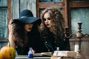 duas bruxas vintage sentadas à mesa foto