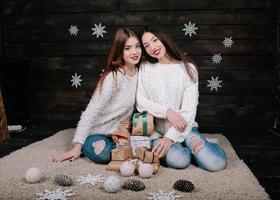 duas meninas bonitas com presentes para o natal foto
