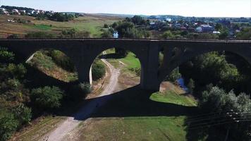 tiro aéreo da ponte ferroviária de pedra foto