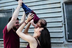 jovem família com uma criança foto