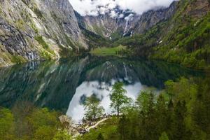 panorama cênico da montanha com prados verdes e idílico lago turquesa oberer foto