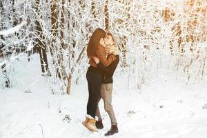 casal feliz no parque de neve foto