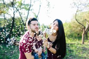 jovem família com uma criança na natureza foto