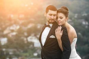 casal de noivos posando para a câmera foto