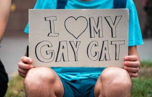 o cara segura um pôster no comício lgbt, eu amo meu gato gay foto