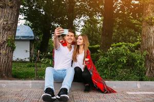 lindo casal jovem faz selfie foto
